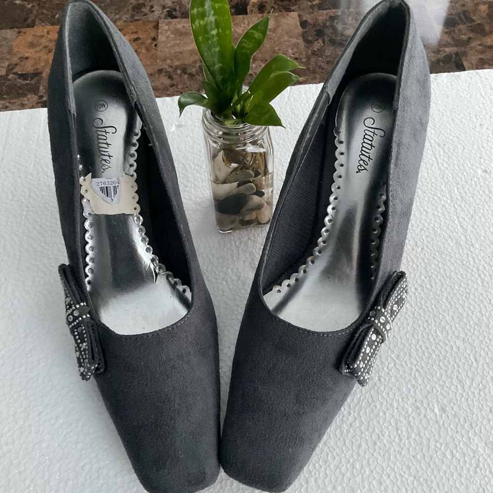 Chic Gray Heels 10w with Beaded Bow by